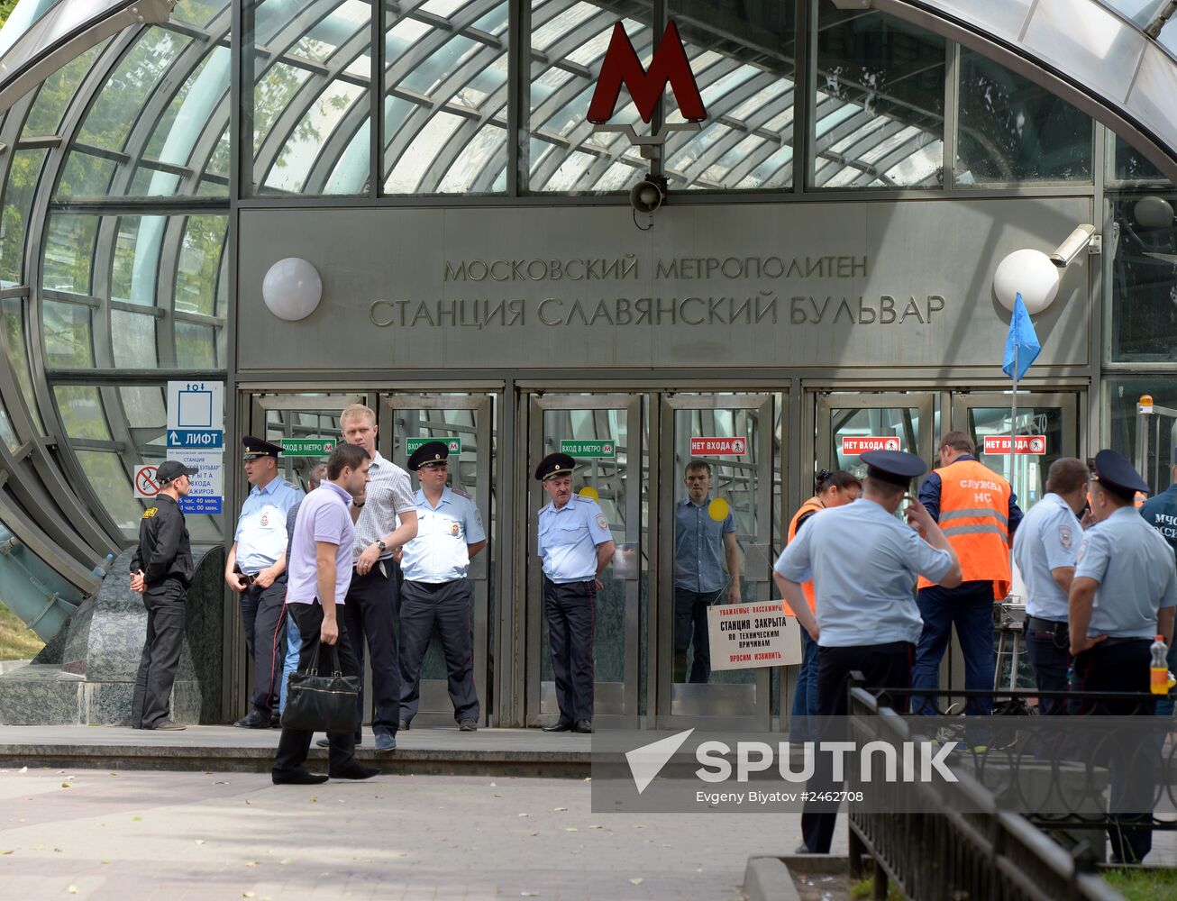 Metro railcar derailed between Park Pobedy -- Slavyansky Boulevard stations