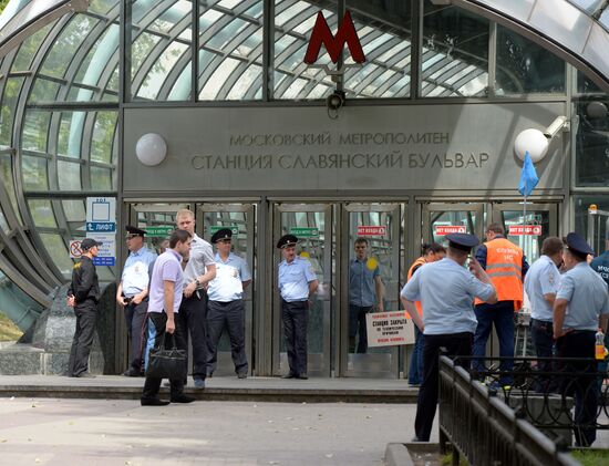 Metro railcar derailed between Park Pobedy -- Slavyansky Boulevard stations