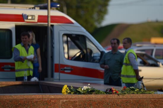 People bring flowers to site of tragedy in Moscow metro