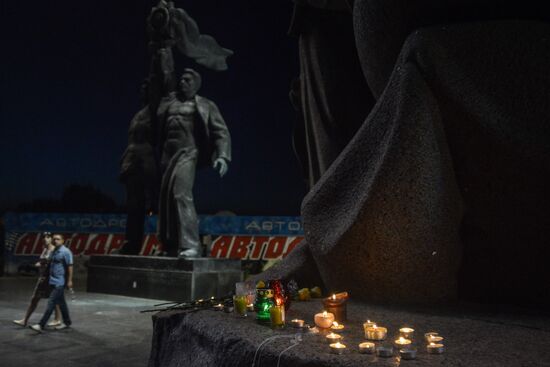 People bring flowers to site of tragedy in Moscow metro