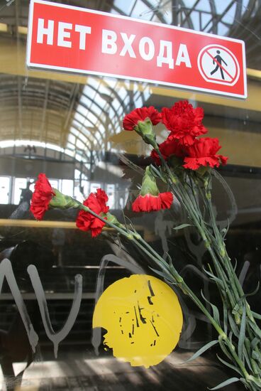 People bring flowers to mourn victims of Moscow Metro accident edy