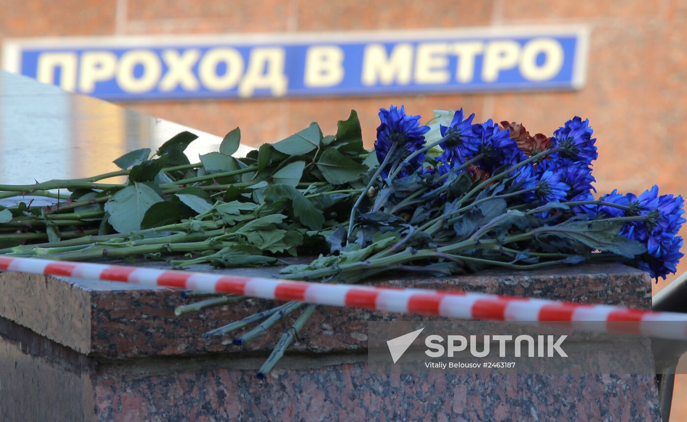 People bring flowers to mourn victims of Moscow Metro accident