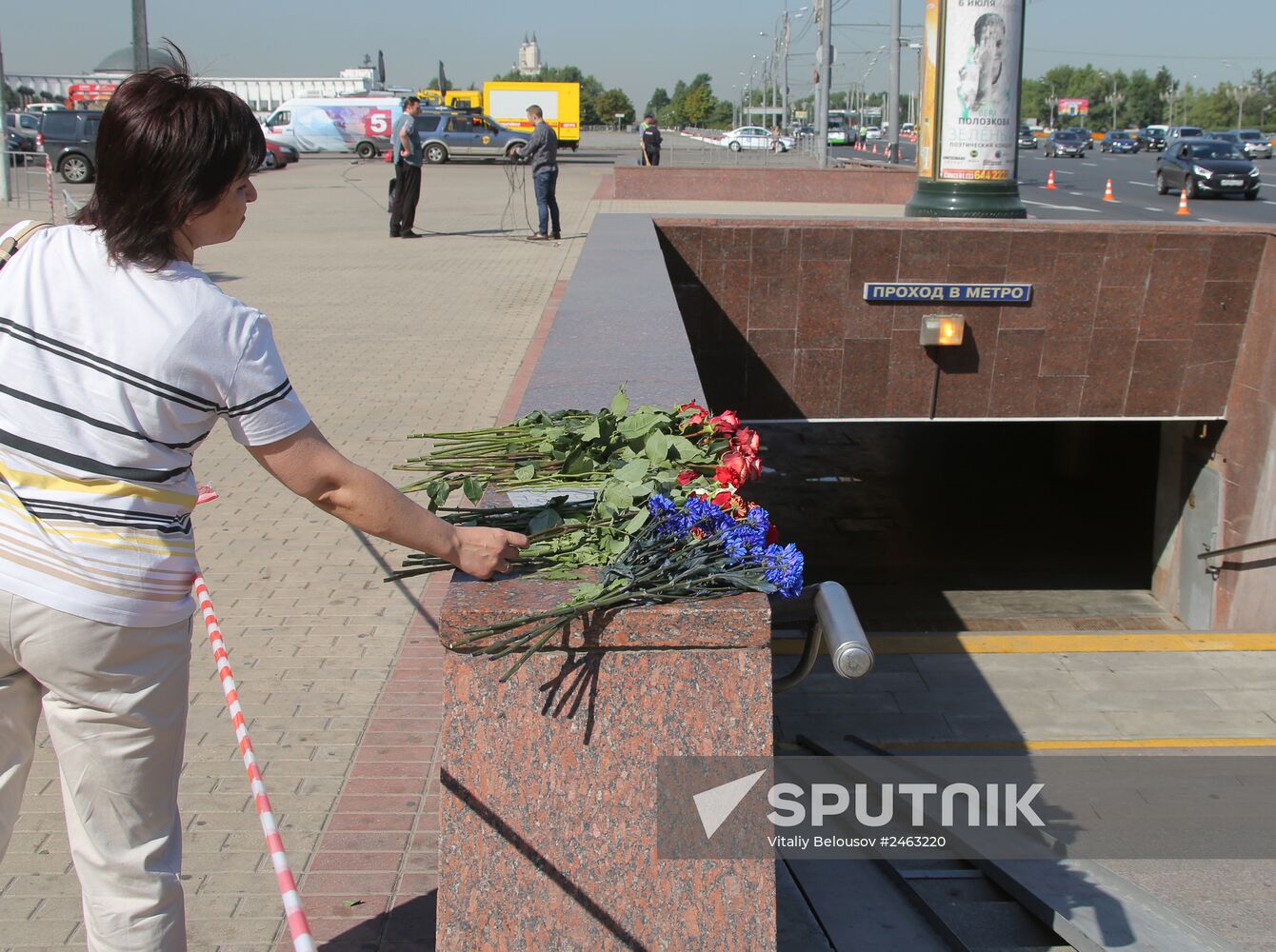 People bring flowers to mourn victims of Moscow Metro accident edy