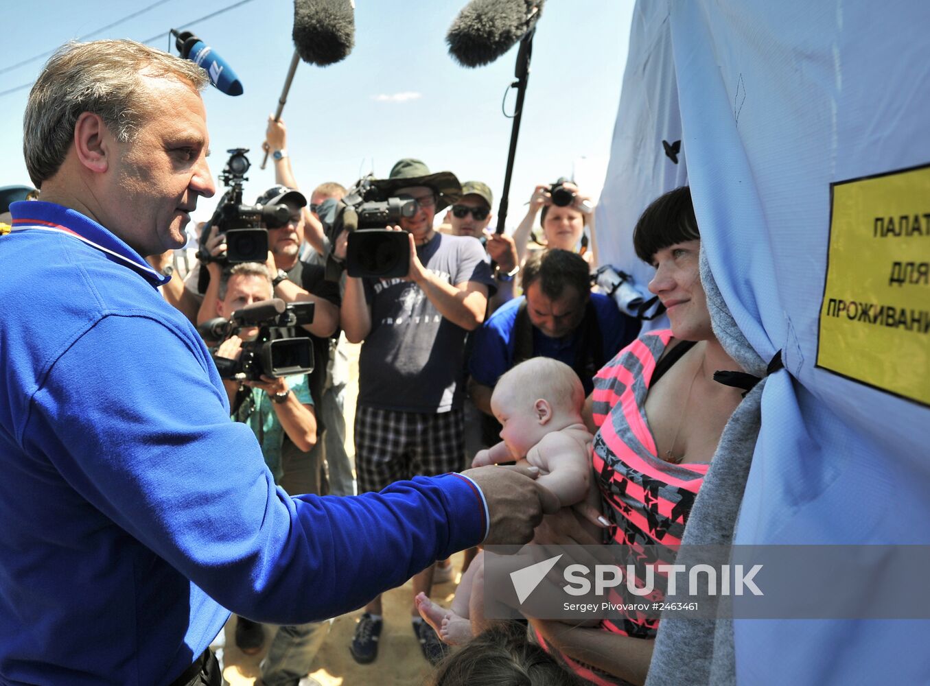 Emergency Situations Minister Vladimir Puchkov visits refugee camp in Rostov Region