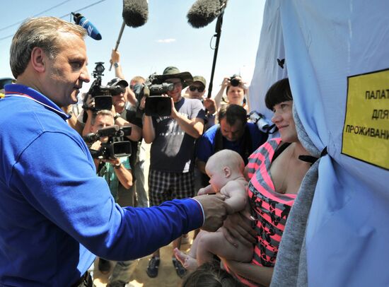 Emergency Situations Minister Vladimir Puchkov visits refugee camp in Rostov Region