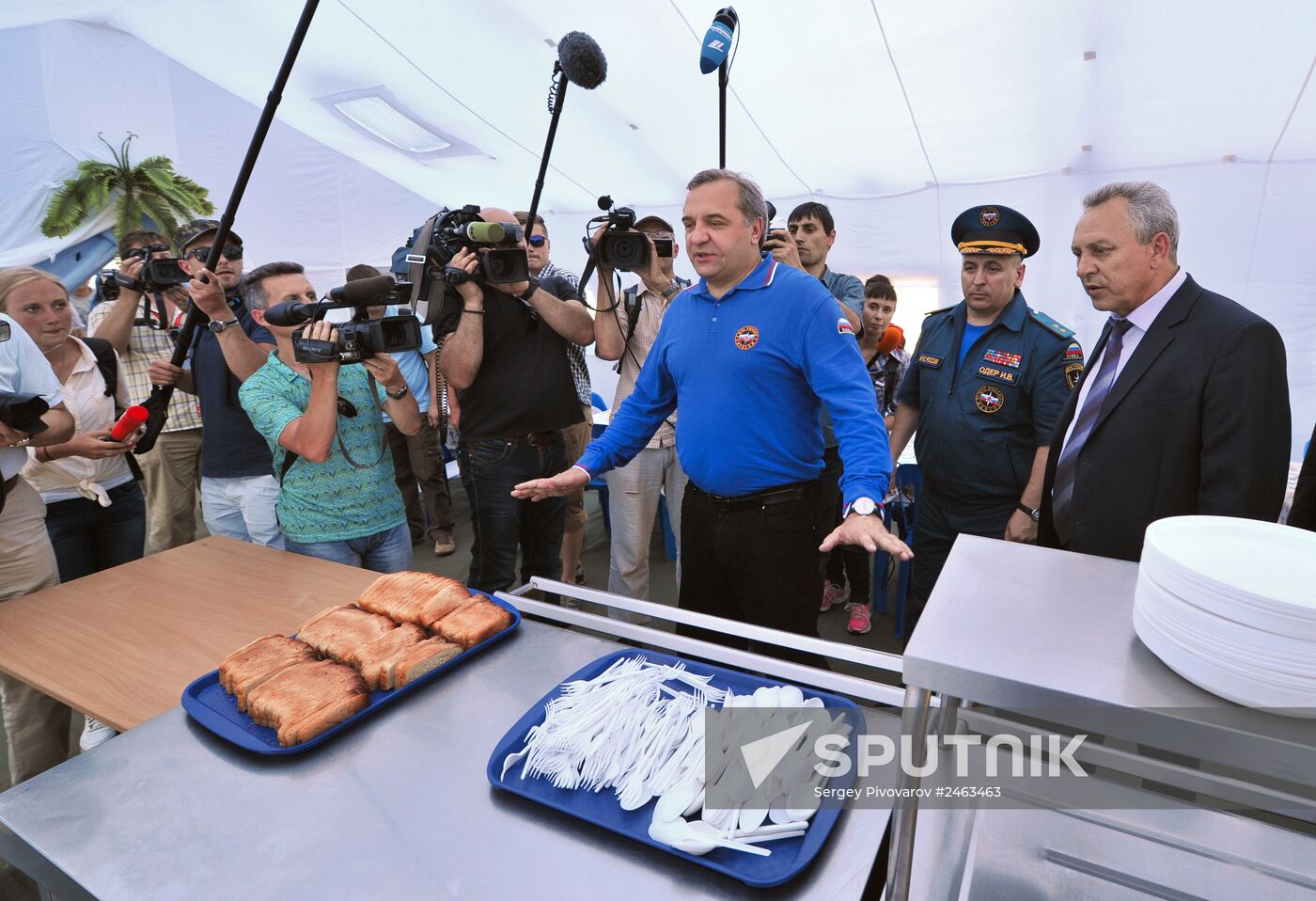 Emergency Situations Minister Vladimir Puchkov visits refugee camp in Rostov Region