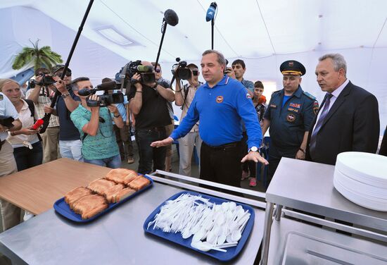 Emergency Situations Minister Vladimir Puchkov visits refugee camp in Rostov Region