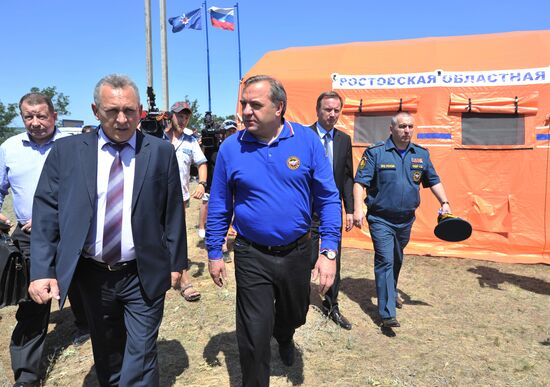 Emergency Situations Minister Vladimir Puchkov visits refugee camp in Rostov Region