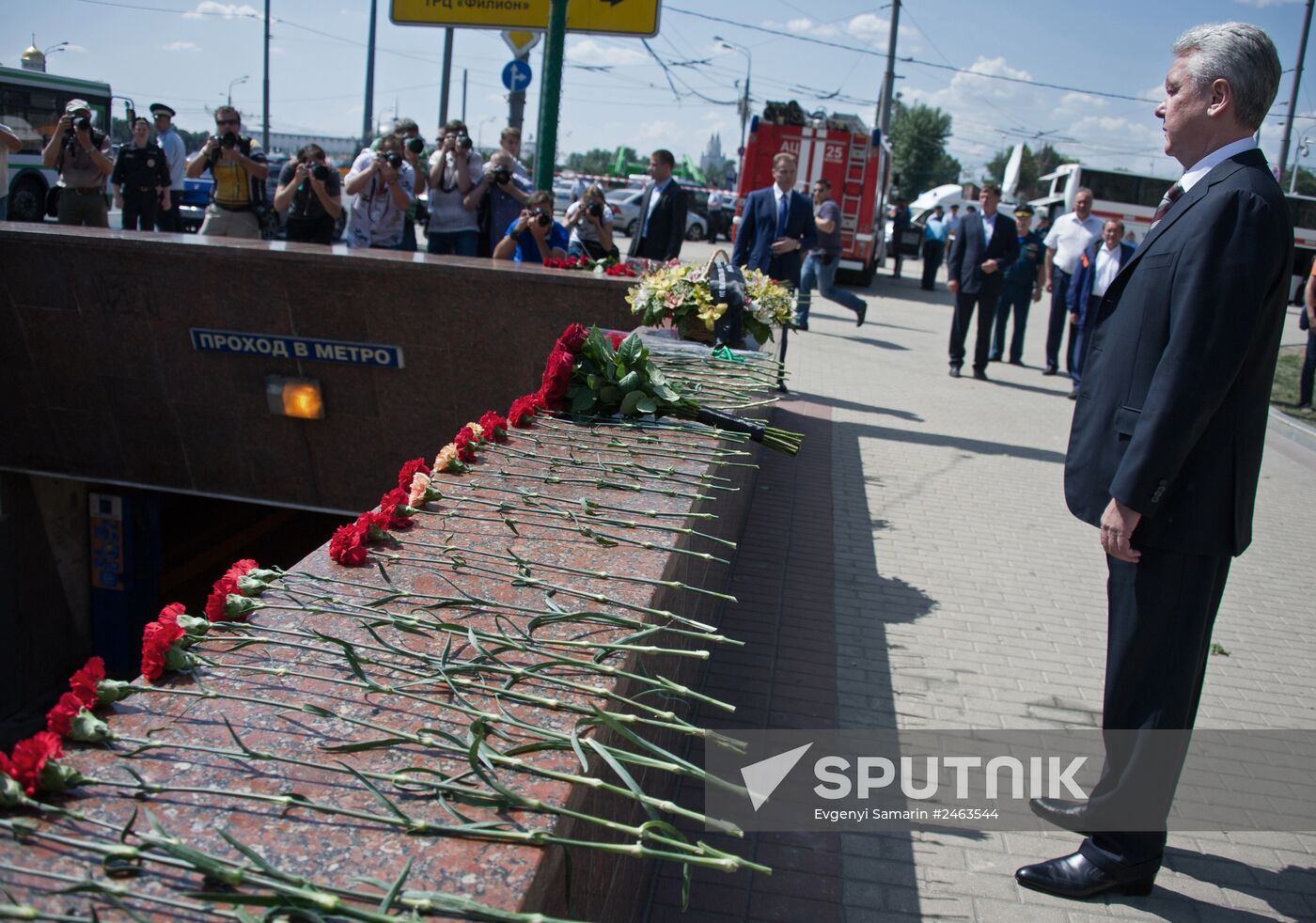 Sergei Sobyanin lays flowers at Park Pobedy metro station