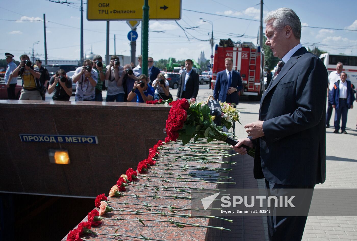 Sergei Sobyanin lays flowers at Park Pobedy metro station