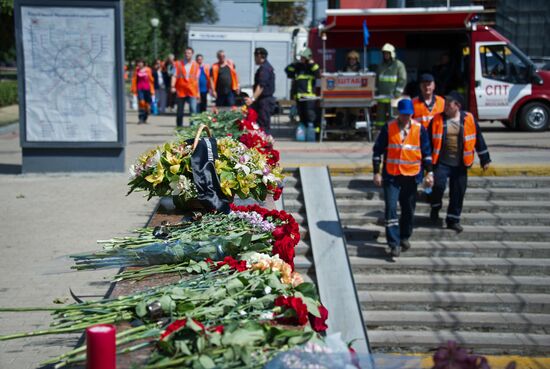 Sergei Sobyanin lays flowers at Park Pobedy metro station