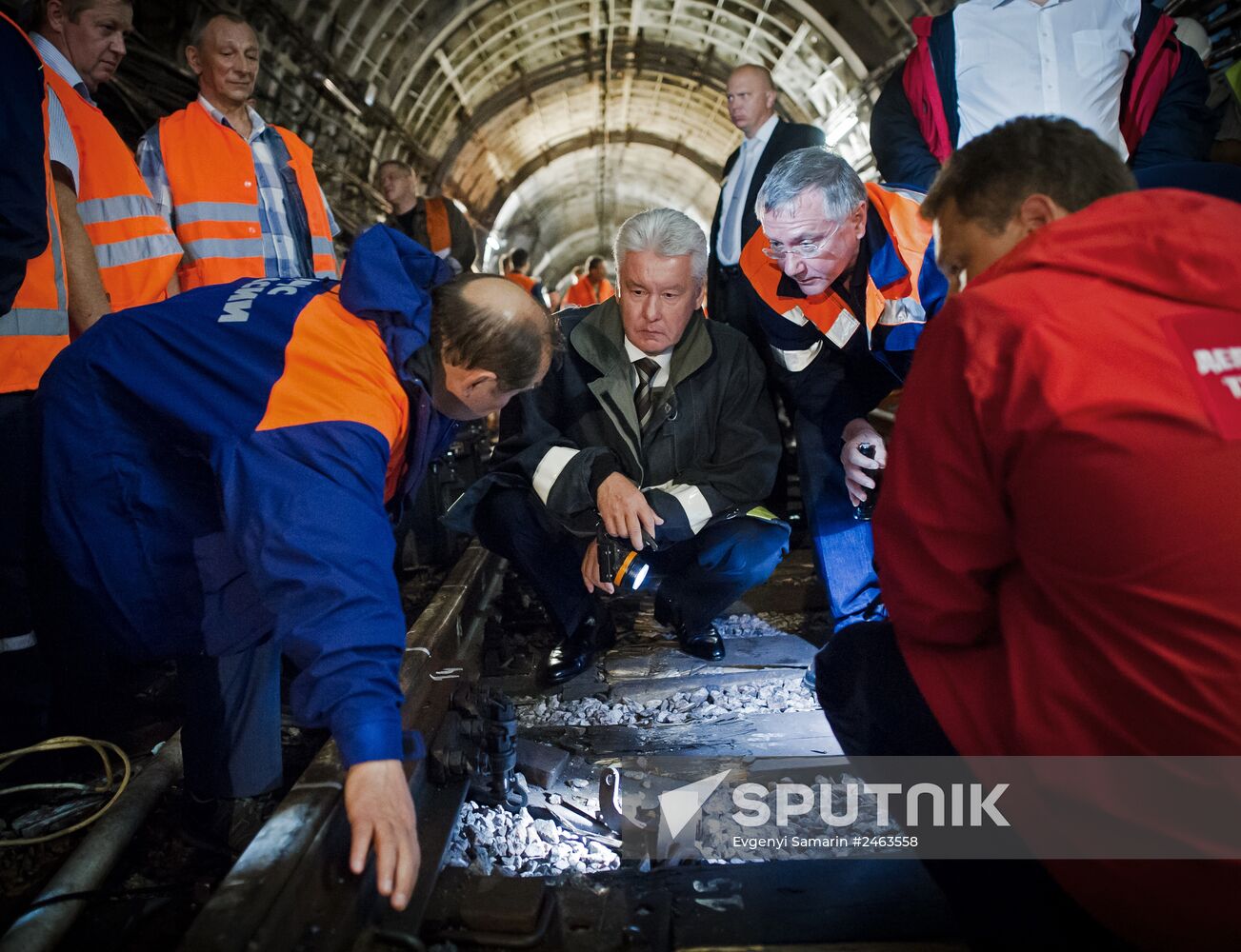 Sergei Sobyanin lays flowers at Park Pobedy metro station