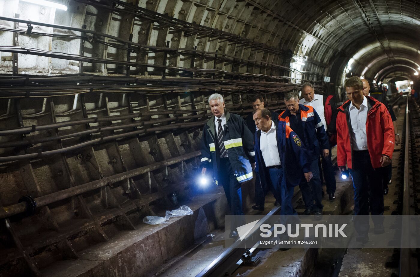 Sergei Sobyanin lays flowers at Park Pobedy metro station