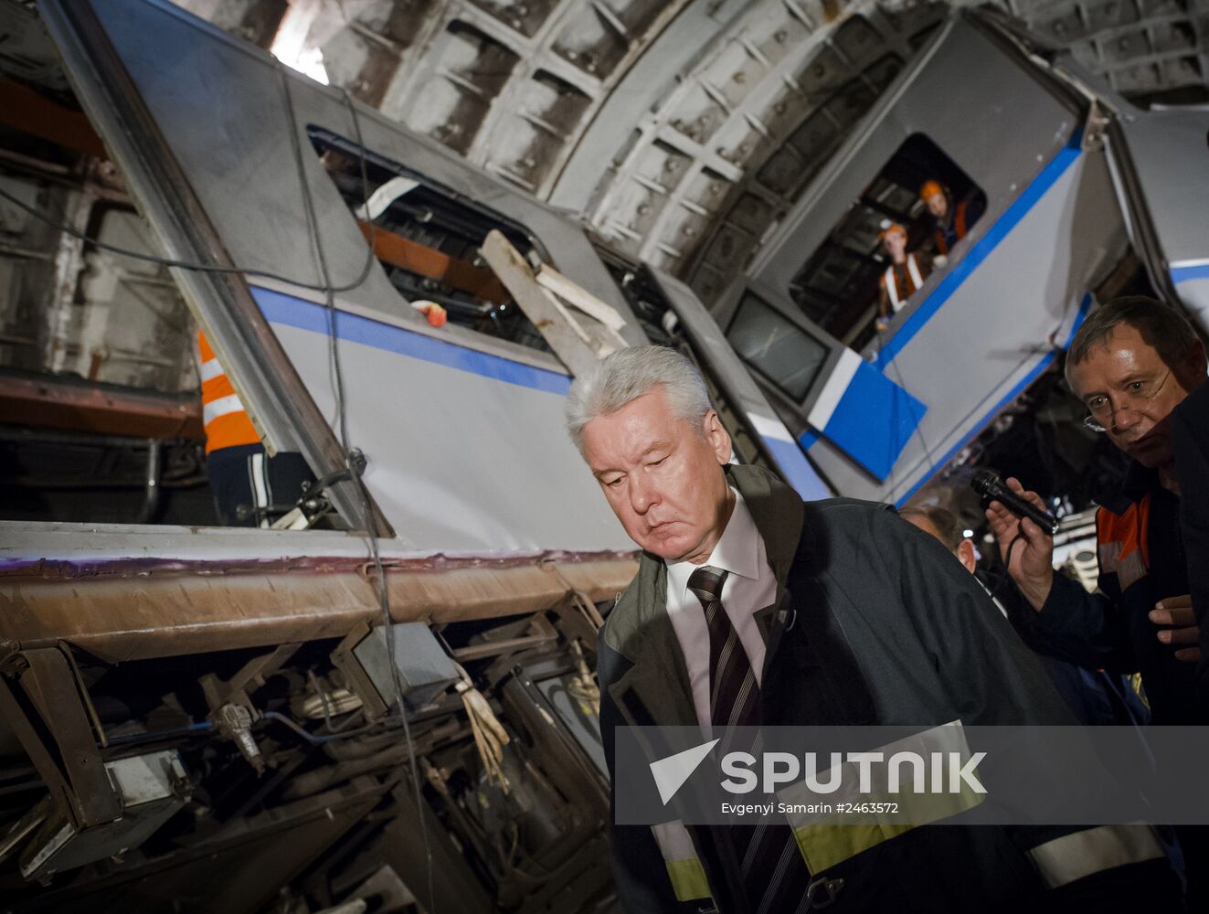 Sergei Sobyanin lays flowers at Park Pobedy metro station