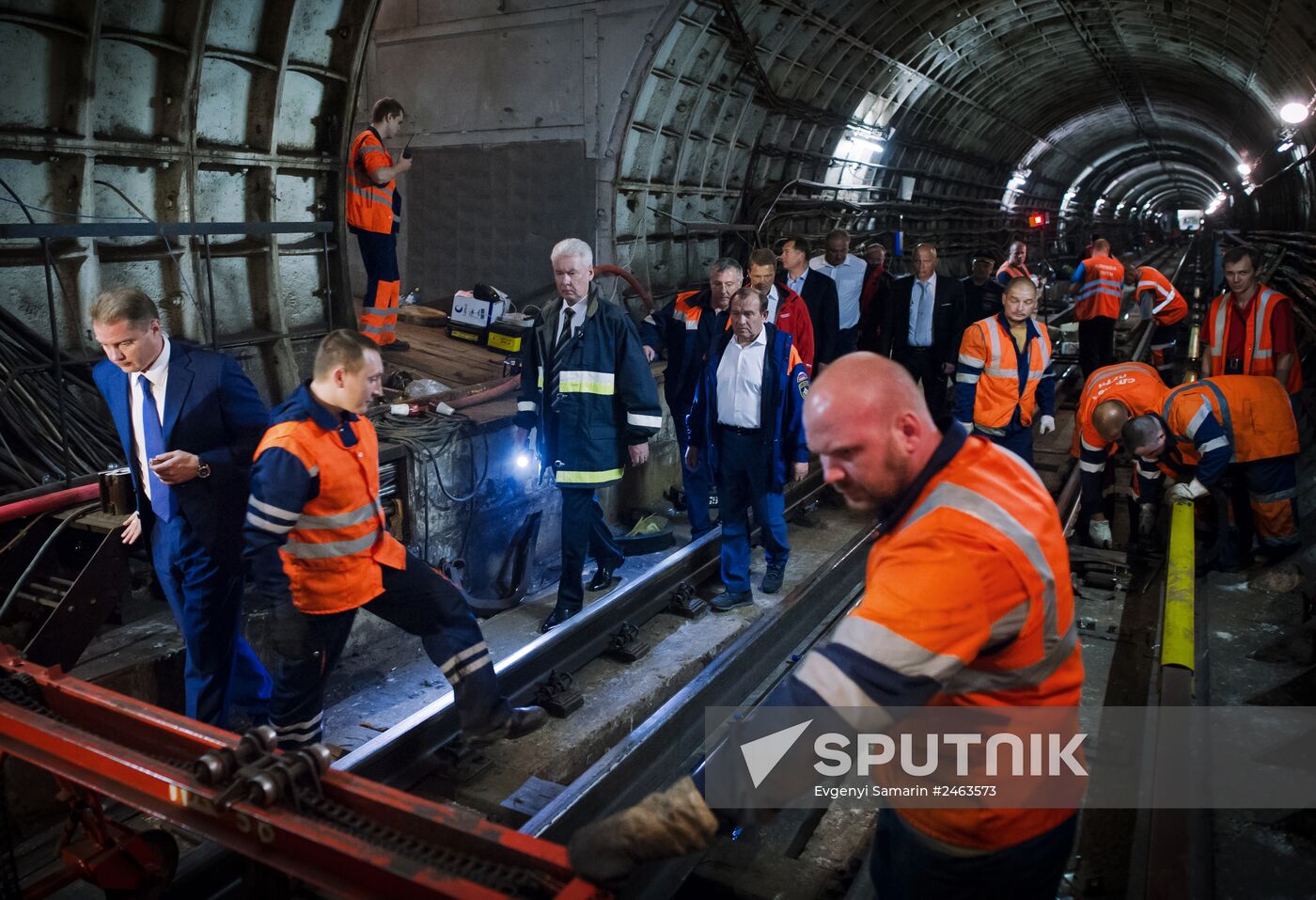 Sergei Sobyanin lays flowers at Park Pobedy metro station