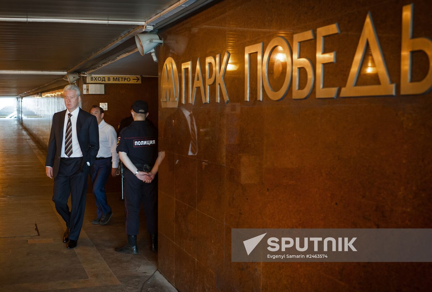 Sergei Sobyanin lays flowers at Park Pobedy metro station