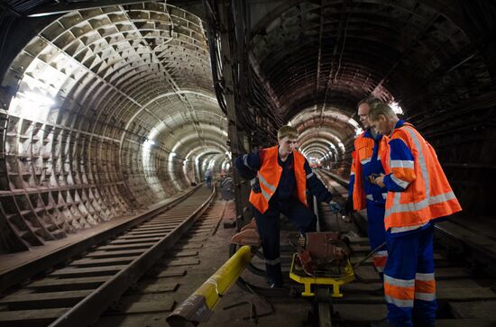 Sergei Sobyanin lays flowers at Park Pobedy metro station