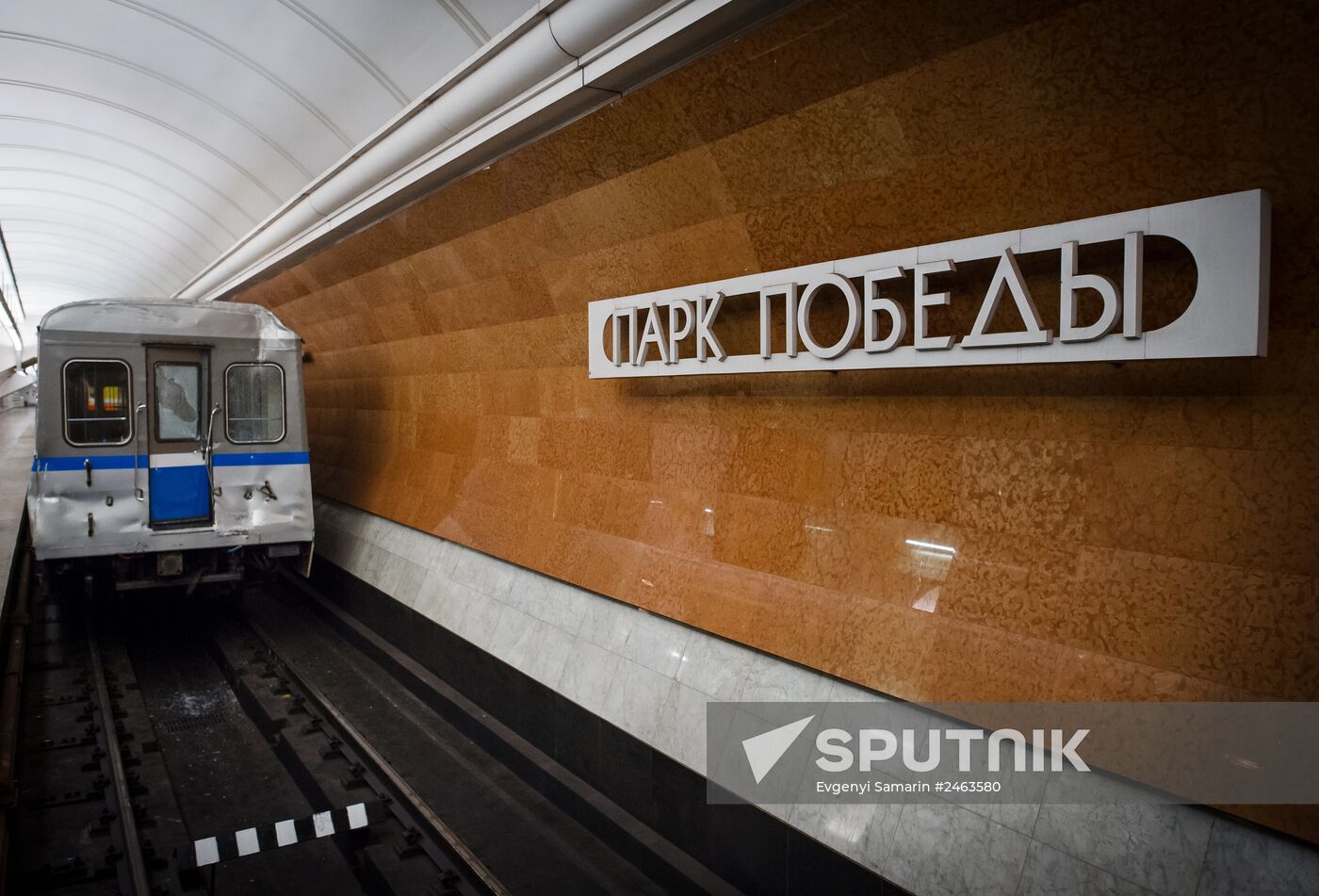 Sergei Sobyanin lays flowers at Park Pobedy metro station