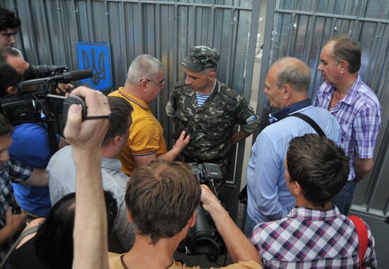 Parents and relatives of servicemen involved in special operation in eastern Ukraine stage picket