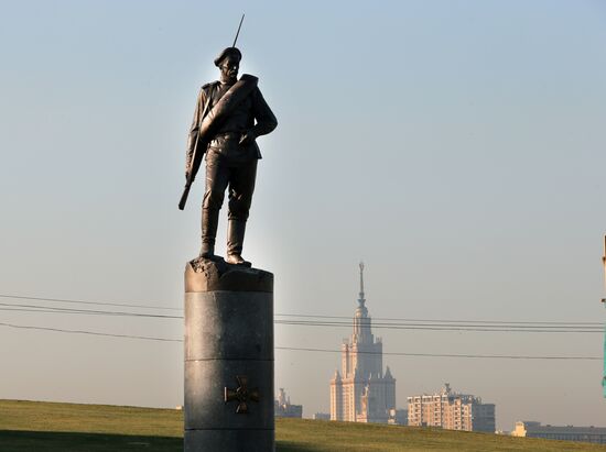 Building monument to World War I heroes on Poklonnaya Hill