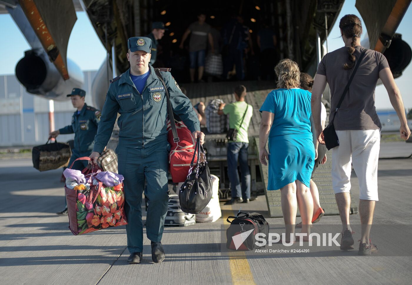 EMERCOM plane brings refugees from Ukraine to St. Petersburg