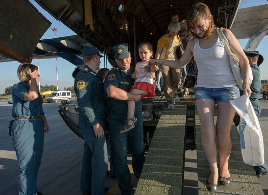 EMERCOM plane brings refugees from Ukraine to St. Petersburg