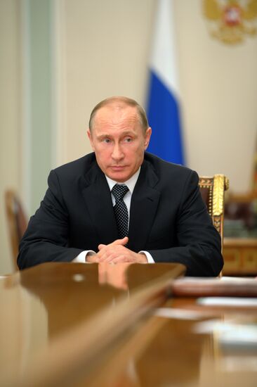 Putin holds meting on economic issues