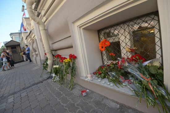 People bring flowers in memory of Donetsk Region air crash victims