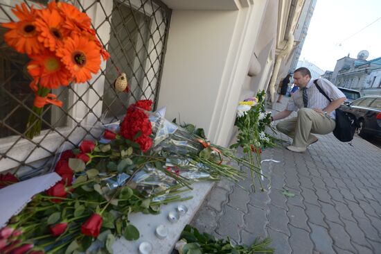People bring flowers in memory of Donetsk Region air crash victims