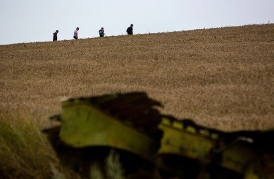 Bodies recovered at Malaysia Airlines Boeing 777 crash site near Shakhtyorsk