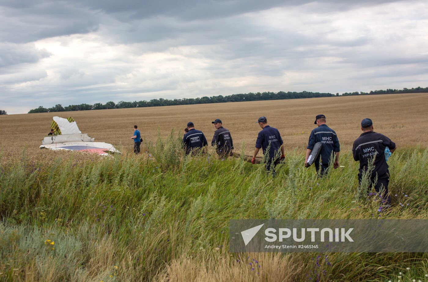 Bodies recovered at Malaysia Airlines Boeing 777 crash site near Shakhtyorsk