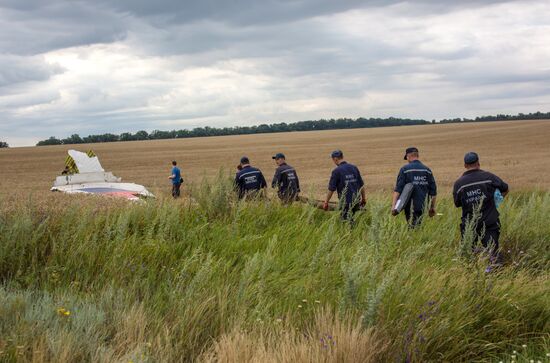 Bodies recovered at Malaysia Airlines Boeing 777 crash site near Shakhtyorsk