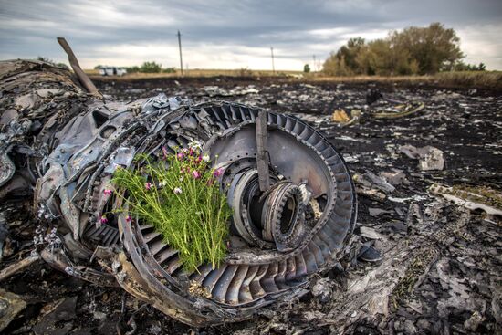 Collecting bodies on Malaysian Boeing 777 crash site near Shakhtyorsk