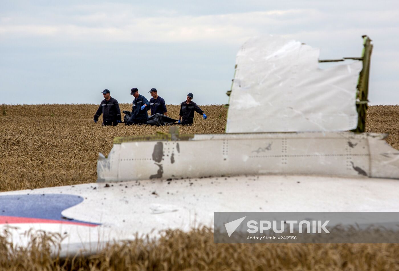 Collecting bodies on Malaysian Boeing 777 crash site near Shakhtyorsk