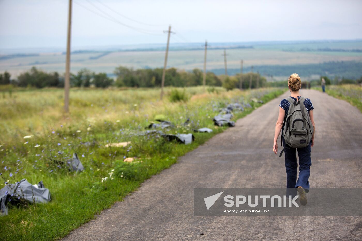 Collecting bodies on Malaysian Boeing 777 crash site near Shakhtyorsk