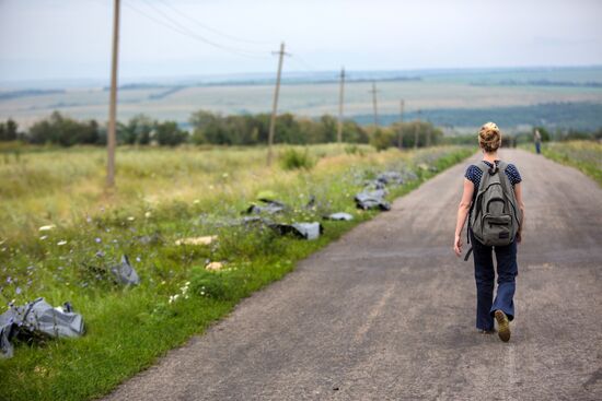 Collecting bodies on Malaysian Boeing 777 crash site near Shakhtyorsk