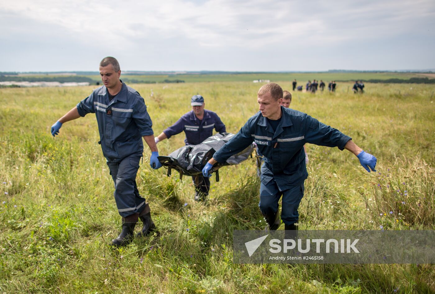 Collecting bodies on Malaysian Boeing 777 crash site near Shakhtyorsk