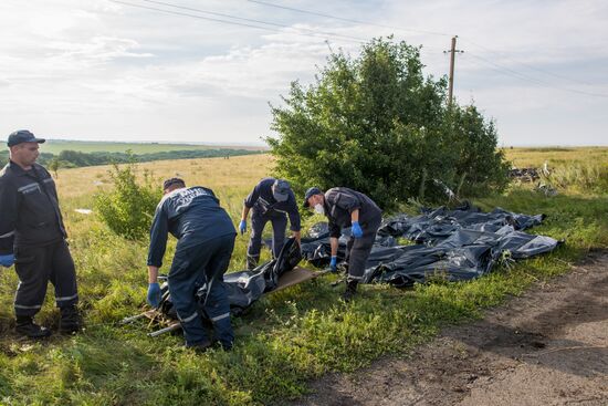 Bodies recovered at Malaysia Airlines Boeing 777 crash site near Shakhtyorsk