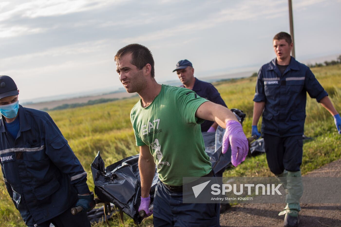 Bodies recovered at Malaysia Airlines Boeing 777 crash site near Shakhtyorsk