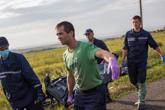 Bodies recovered at Malaysia Airlines Boeing 777 crash site near Shakhtyorsk