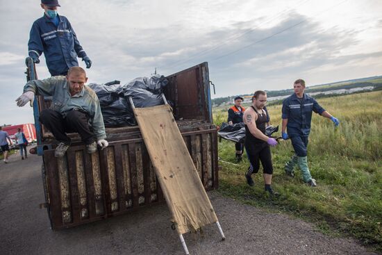 Bodies recovered at Malaysia Airlines Boeing 777 crash site near Shakhtyorsk