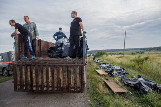 Bodies recovered at Malaysia Airlines Boeing 777 crash site near Shakhtyorsk