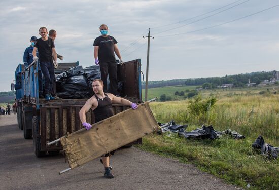 Bodies recovered at Malaysia Airlines Boeing 777 crash site near Shakhtyorsk