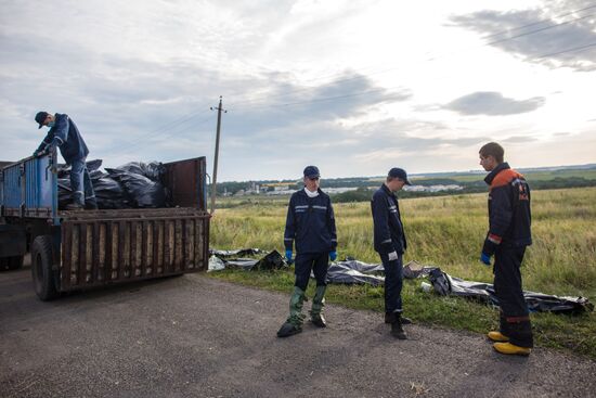 Bodies recovered at Malaysia Airlines Boeing 777 crash site near Shakhtyorsk