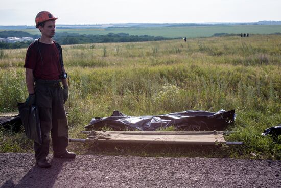 Bodies recovered at Malaysia Airlines Boeing 777 crash site near Shakhtyorsk