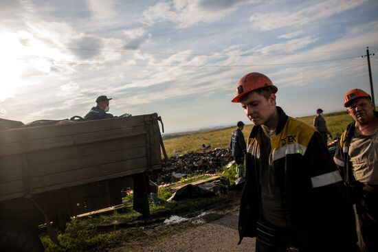 Bodies recovered at Malaysia Airlines Boeing 777 crash site near Shakhtyorsk