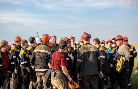 Bodies recovered at Malaysia Airlines Boeing 777 crash site near Shakhtyorsk