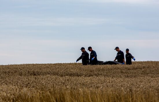 Bodies recovered at Malaysia Airlines Boeing 777 crash site near Shakhtyorsk