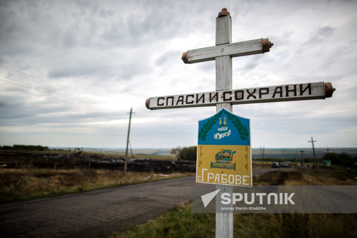 Collecting bodies on Malaysian Boeing 777 crash site near Shakhtyorsk