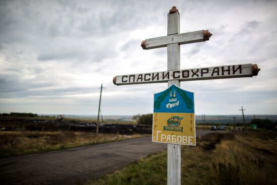 Collecting bodies on Malaysian Boeing 777 crash site near Shakhtyorsk